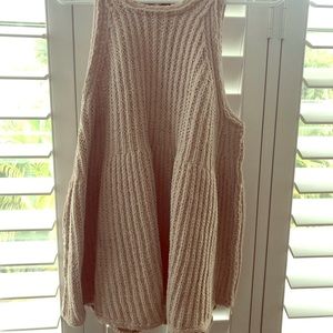 Sleeveless oversized sweater! Back zipper detail